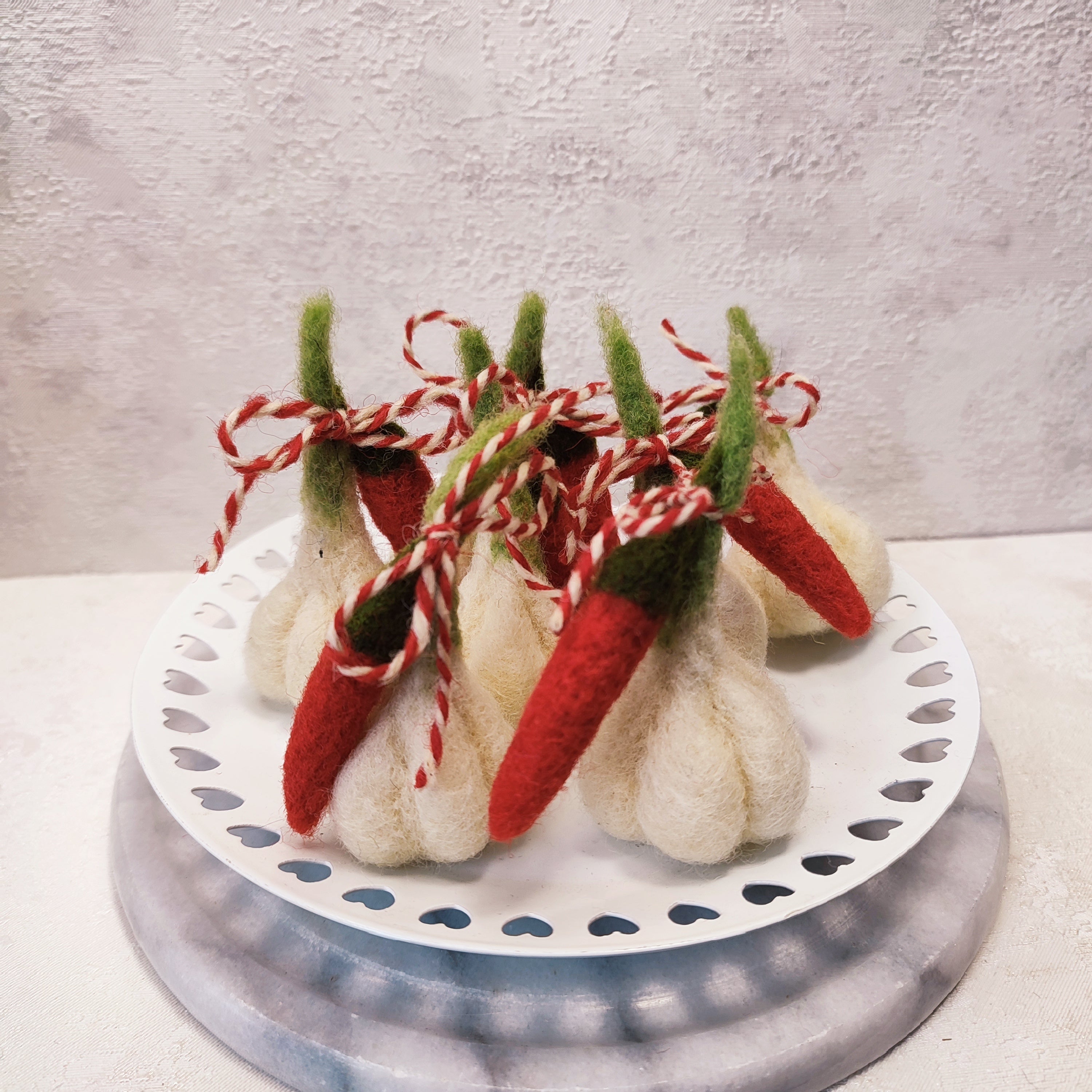 Мартеница Чесън с чушка