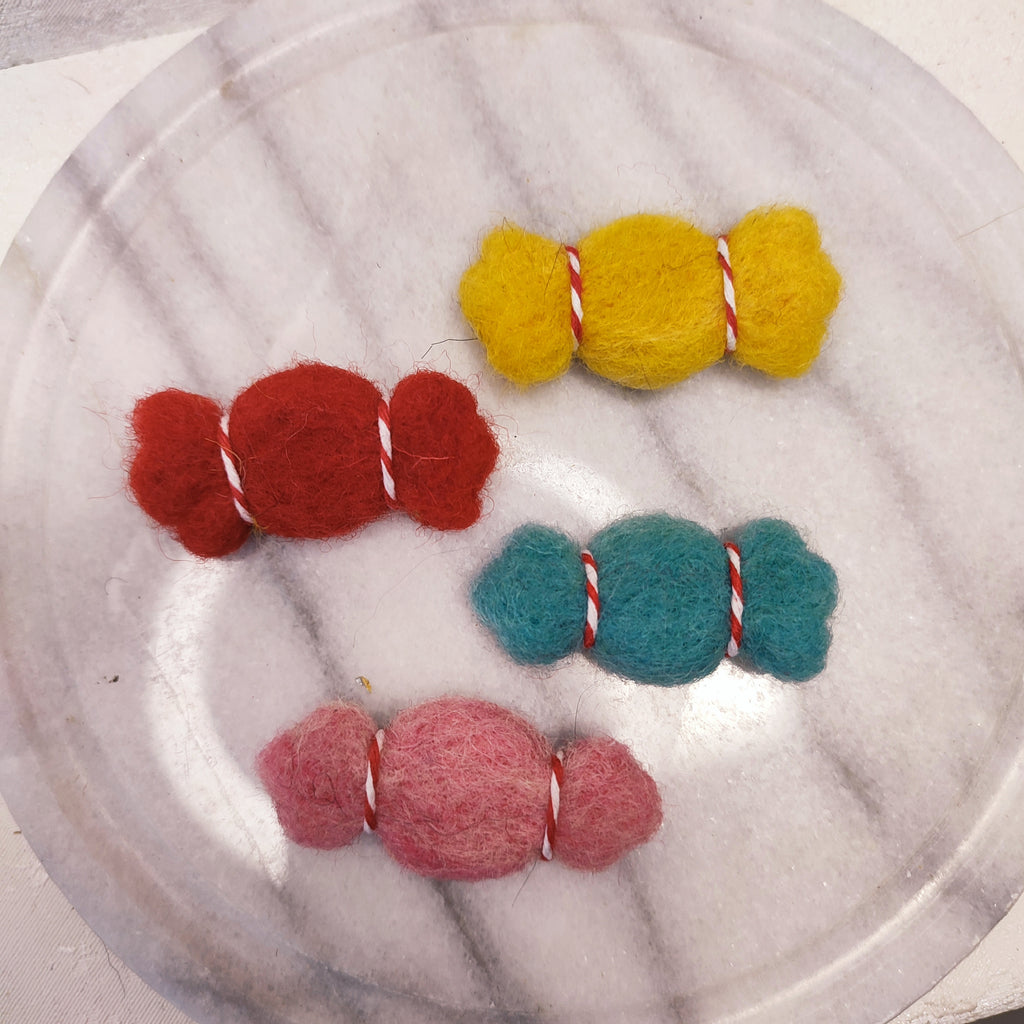 Мартеница от вълна Бонбон