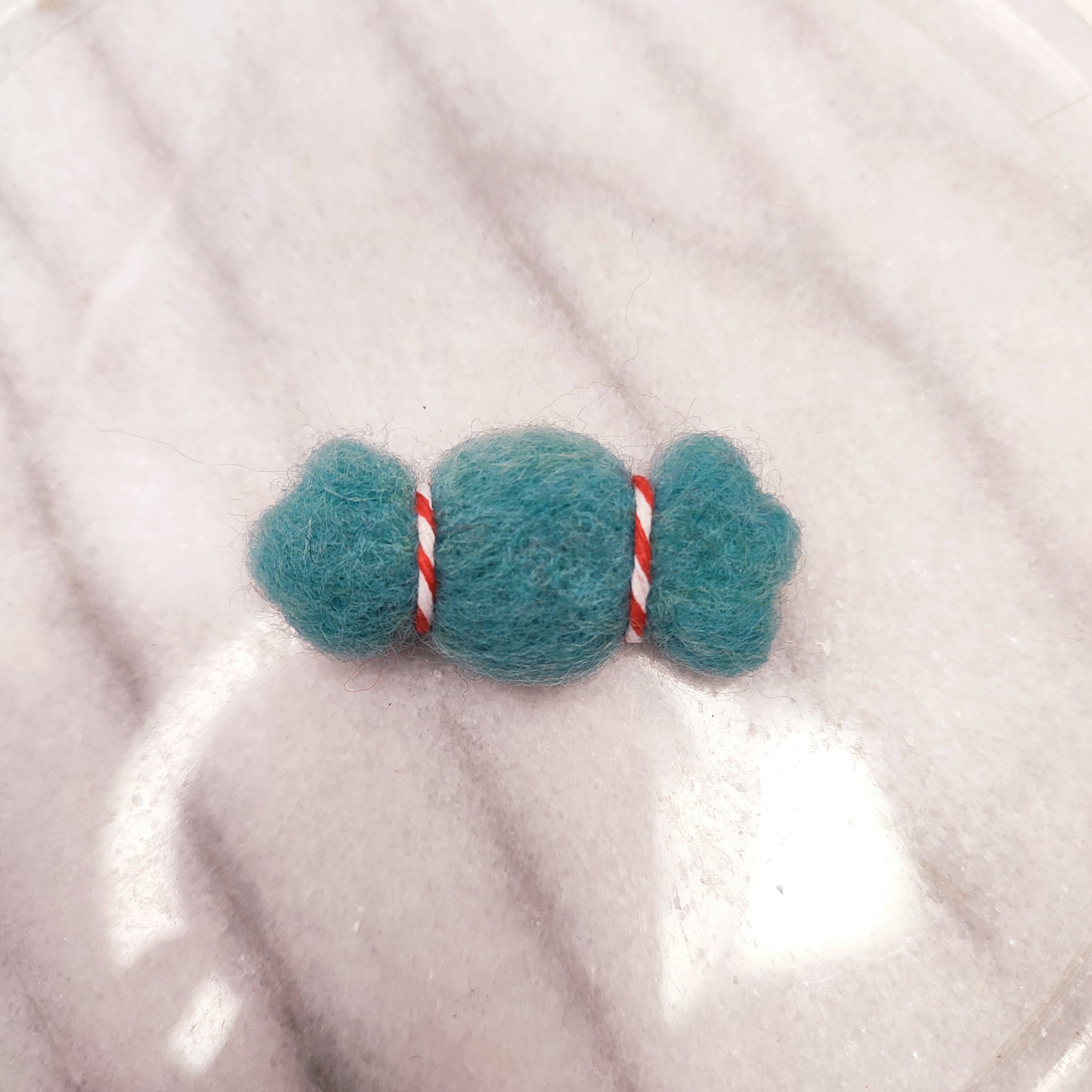 Мартеница от вълна Бонбон