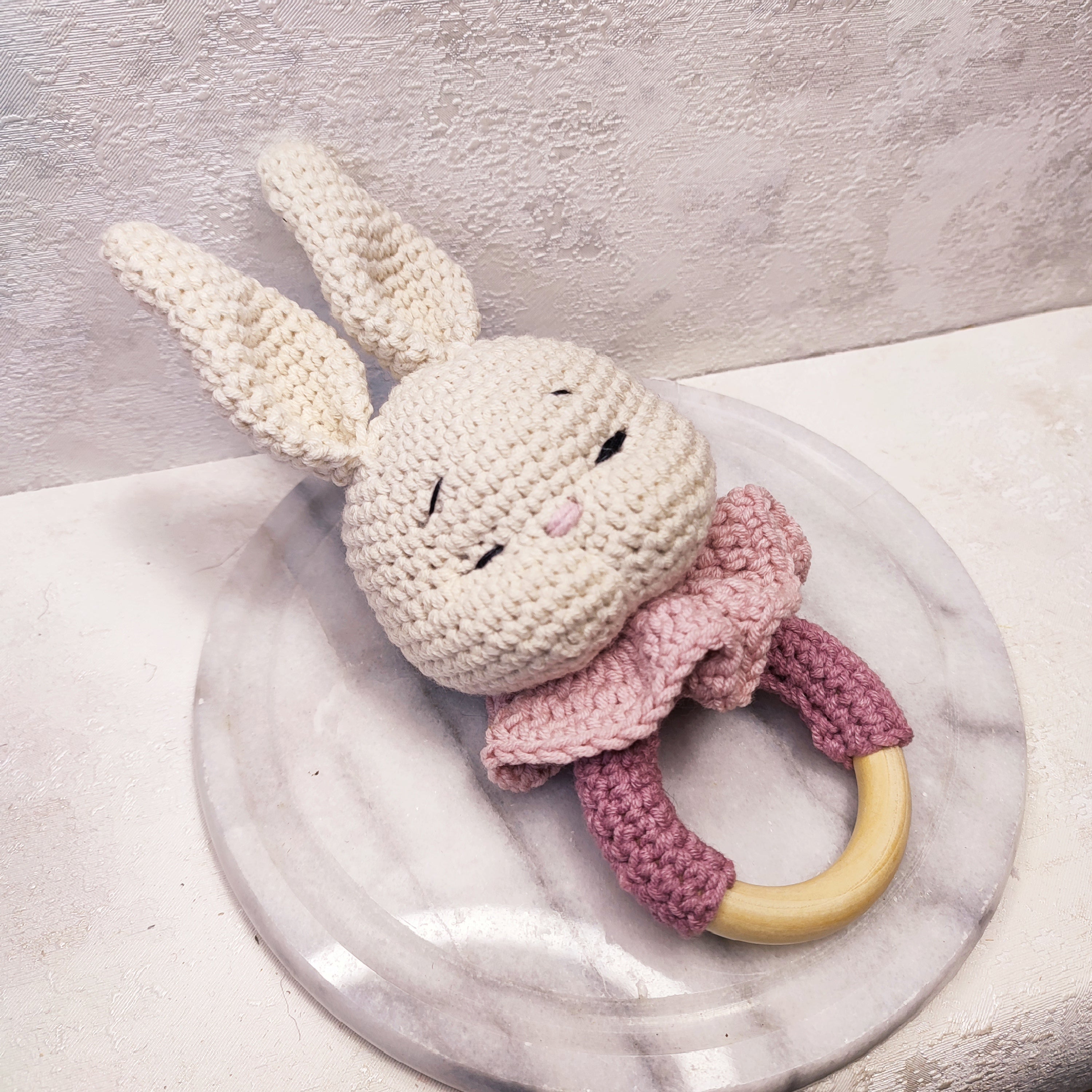 Ръчно плетена бебешка дрънкалка „Зайче“