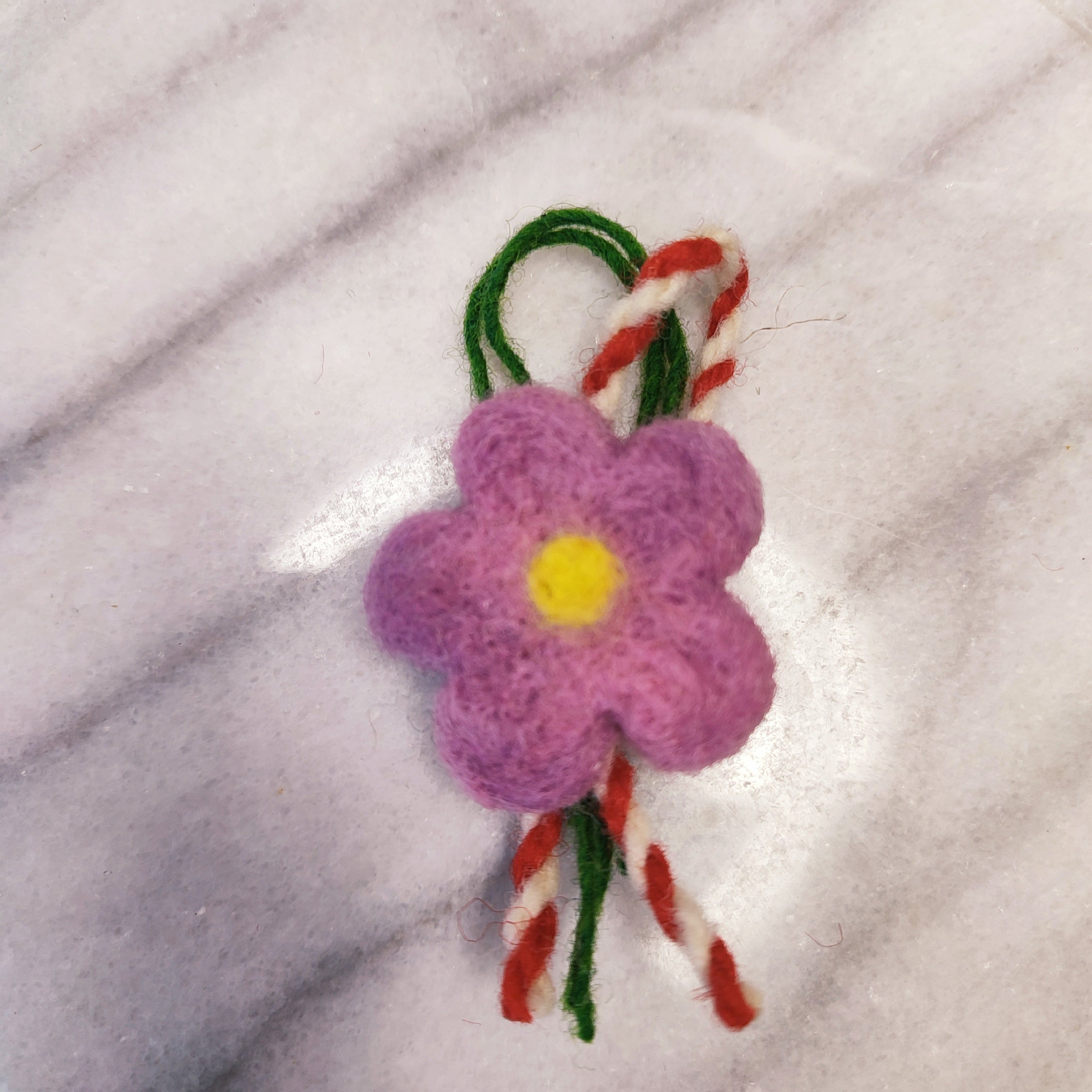 Мартеница от вълна Цвете