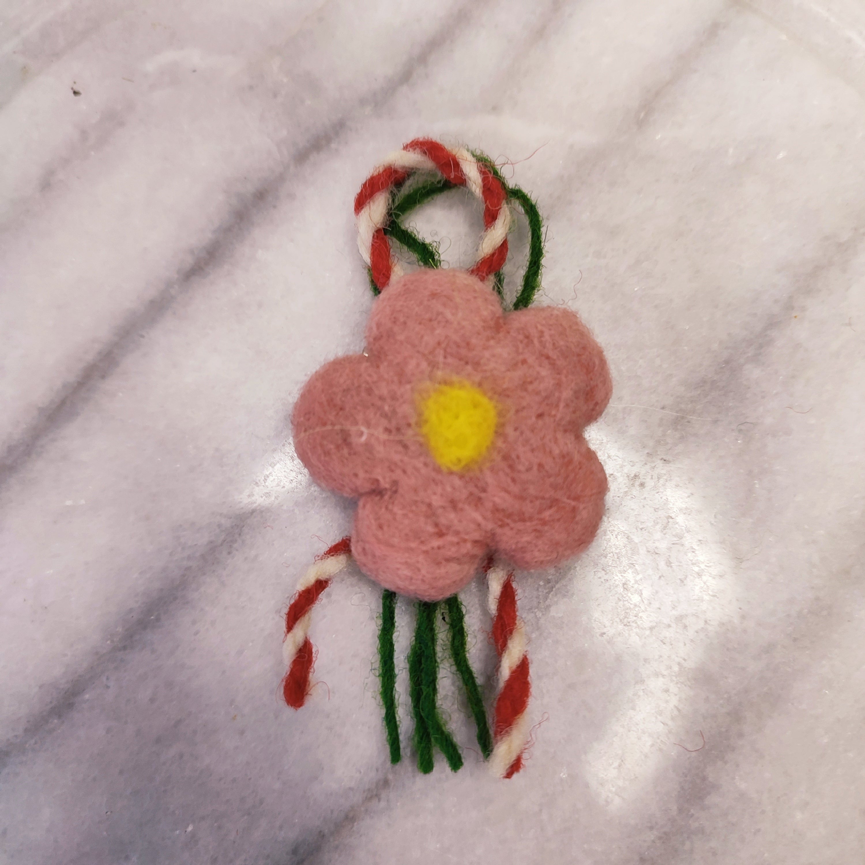 Мартеница от вълна Цвете