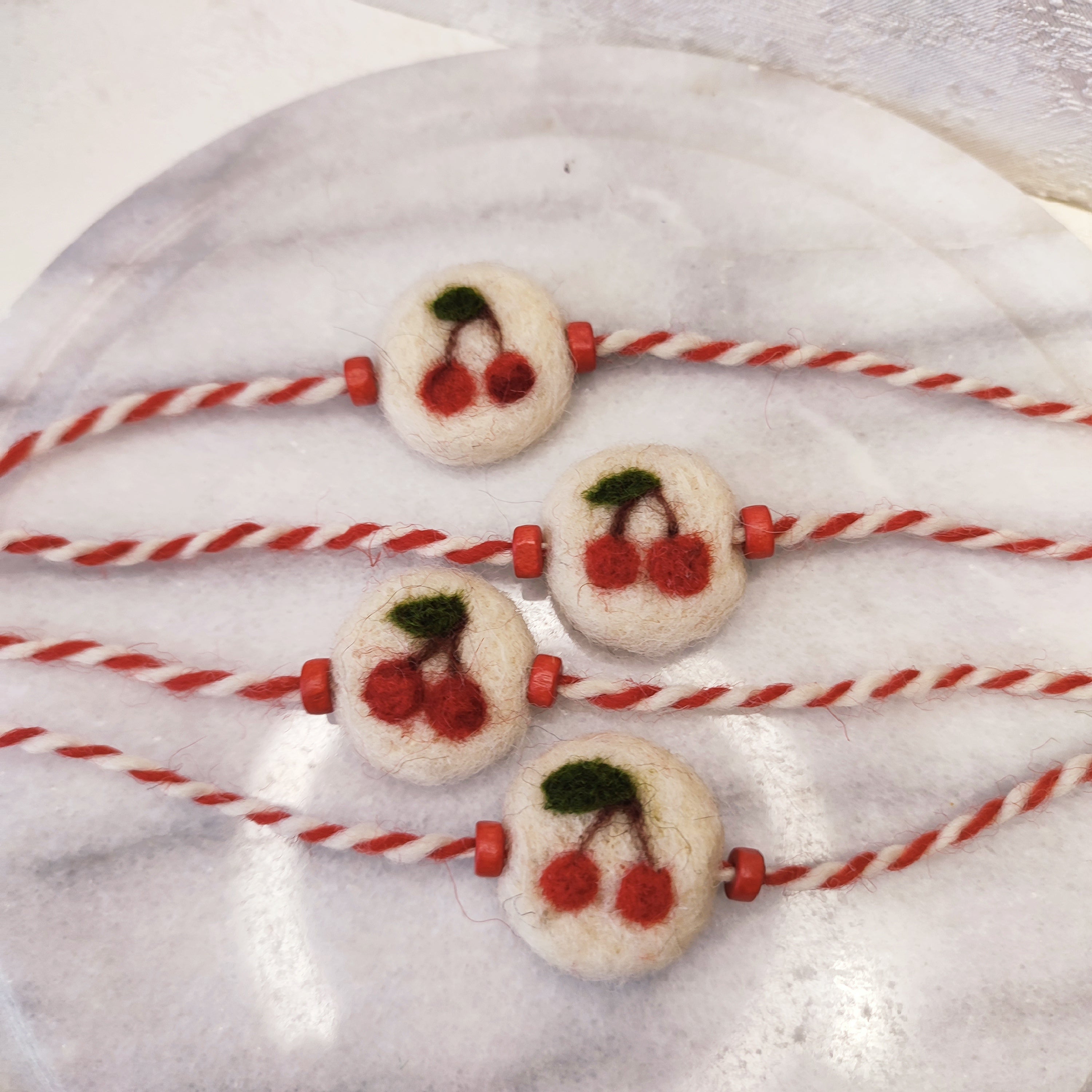 Гривна от вълна с черешки