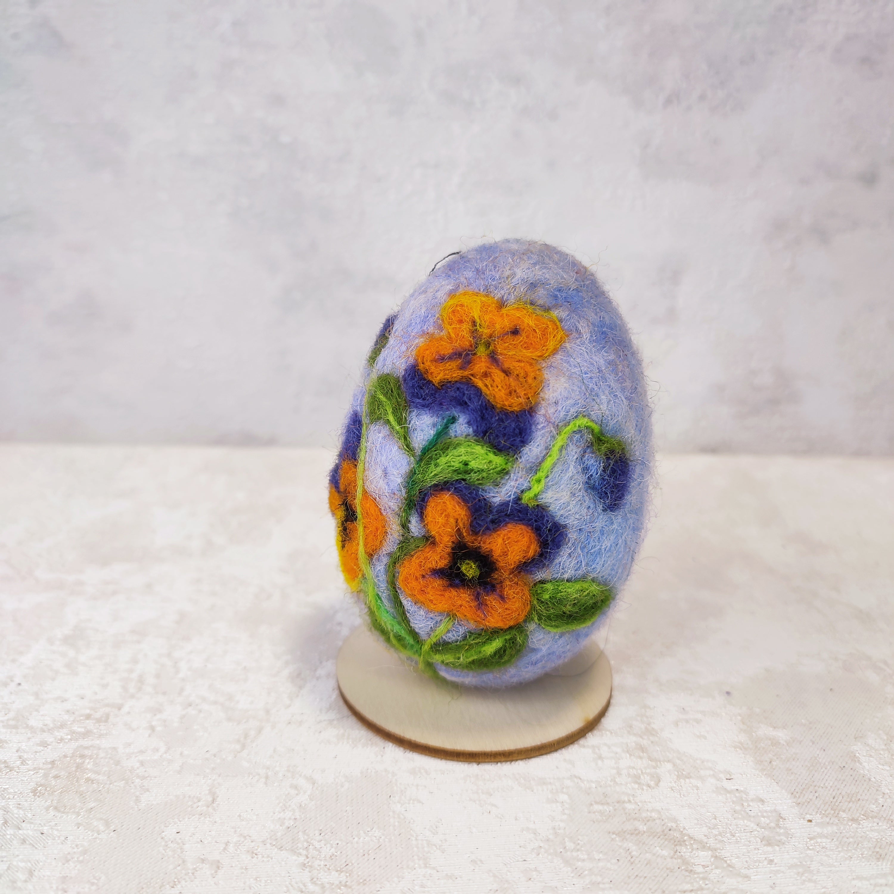 Ръчно изработено яйце от вълна с теменужки