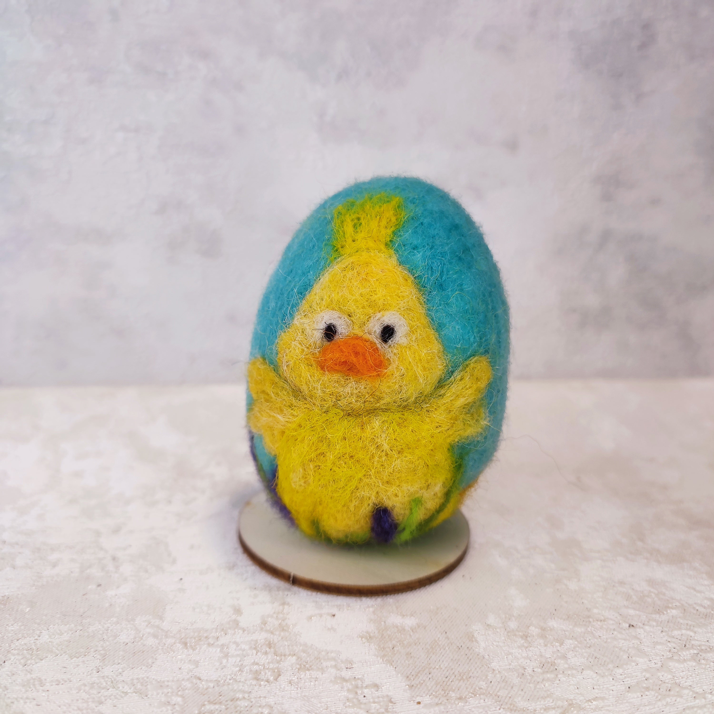 Ръчно изработено яйце от вълна с пиленце