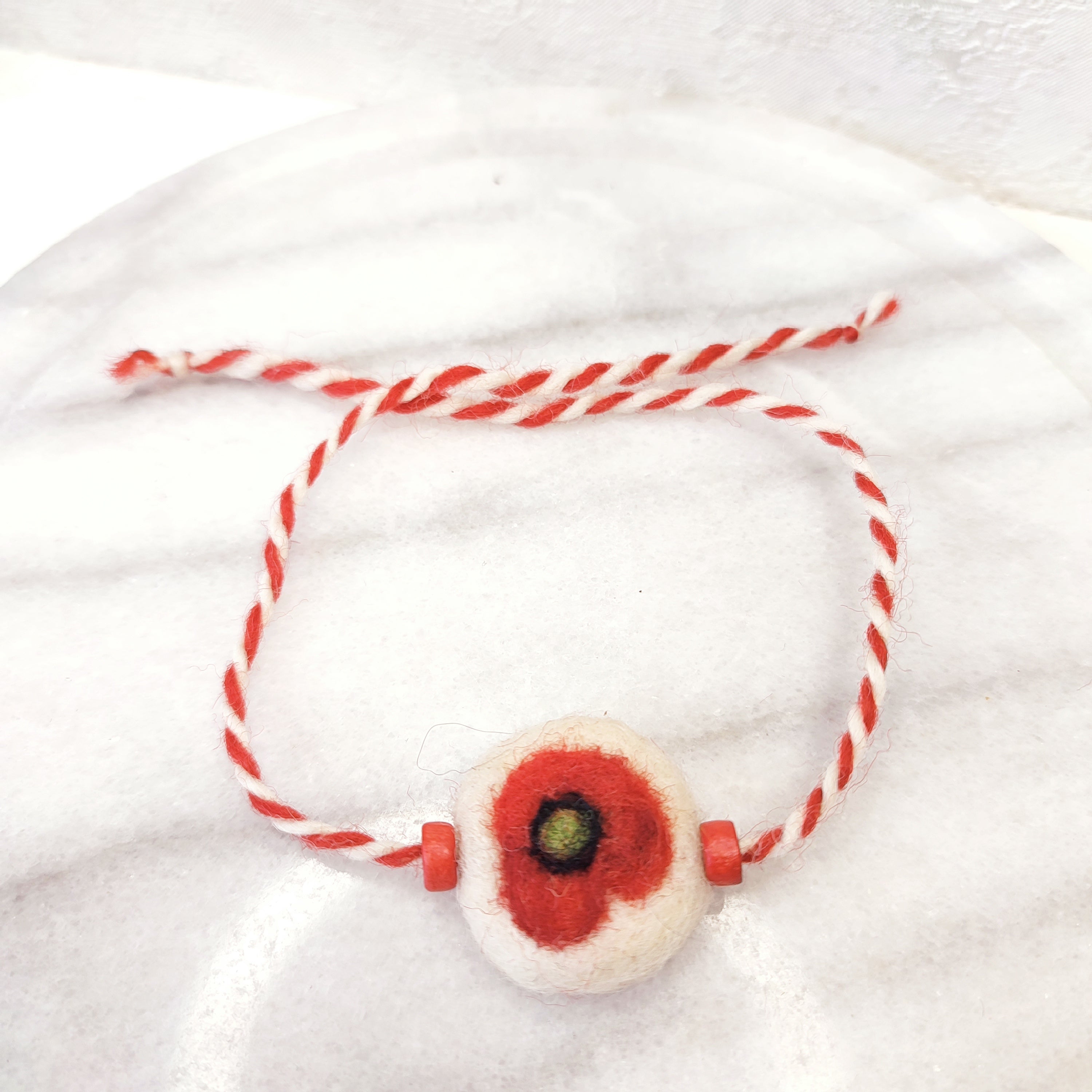 Гривна от вълна с цвете