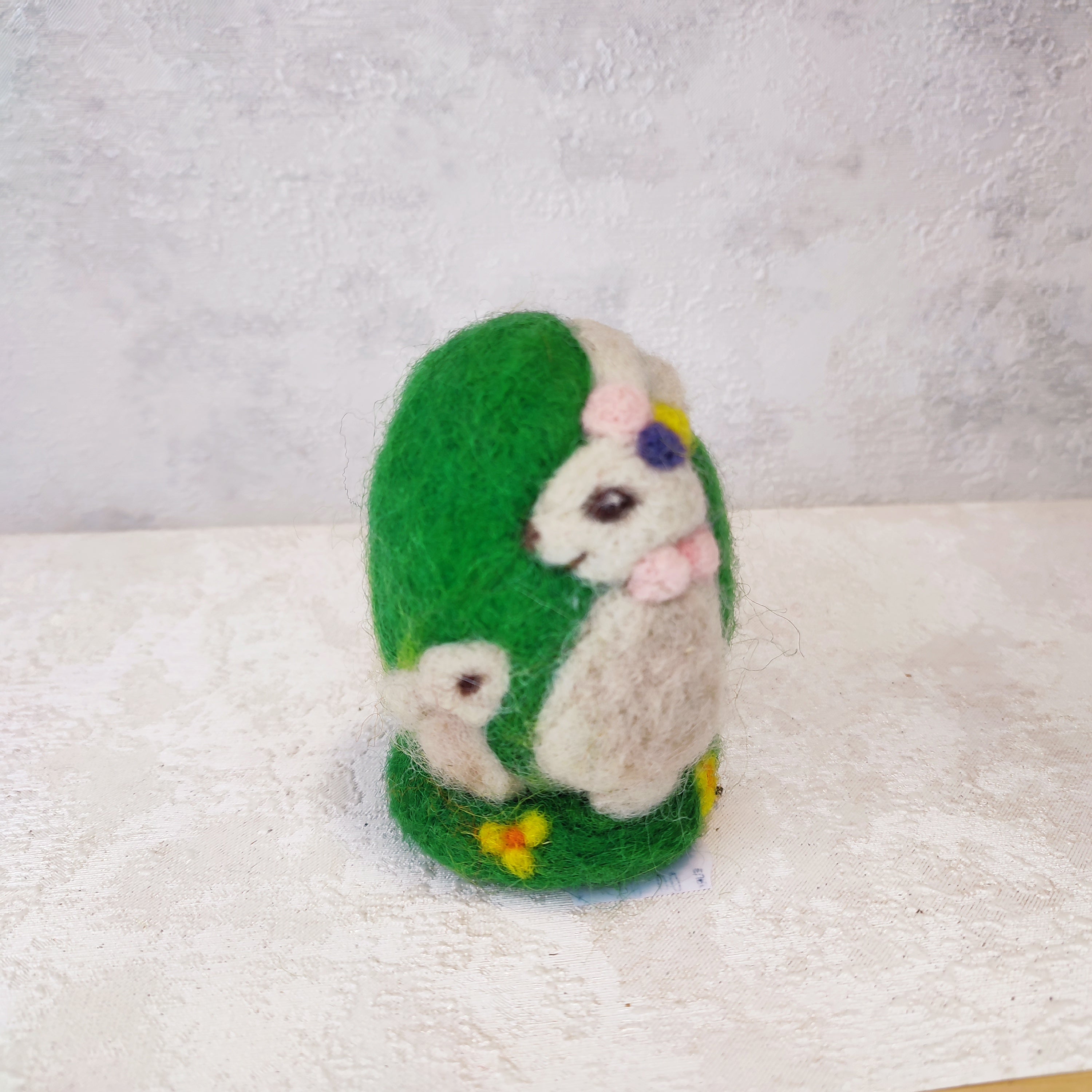 Ръчно изработено яйце от вълна със зайчета