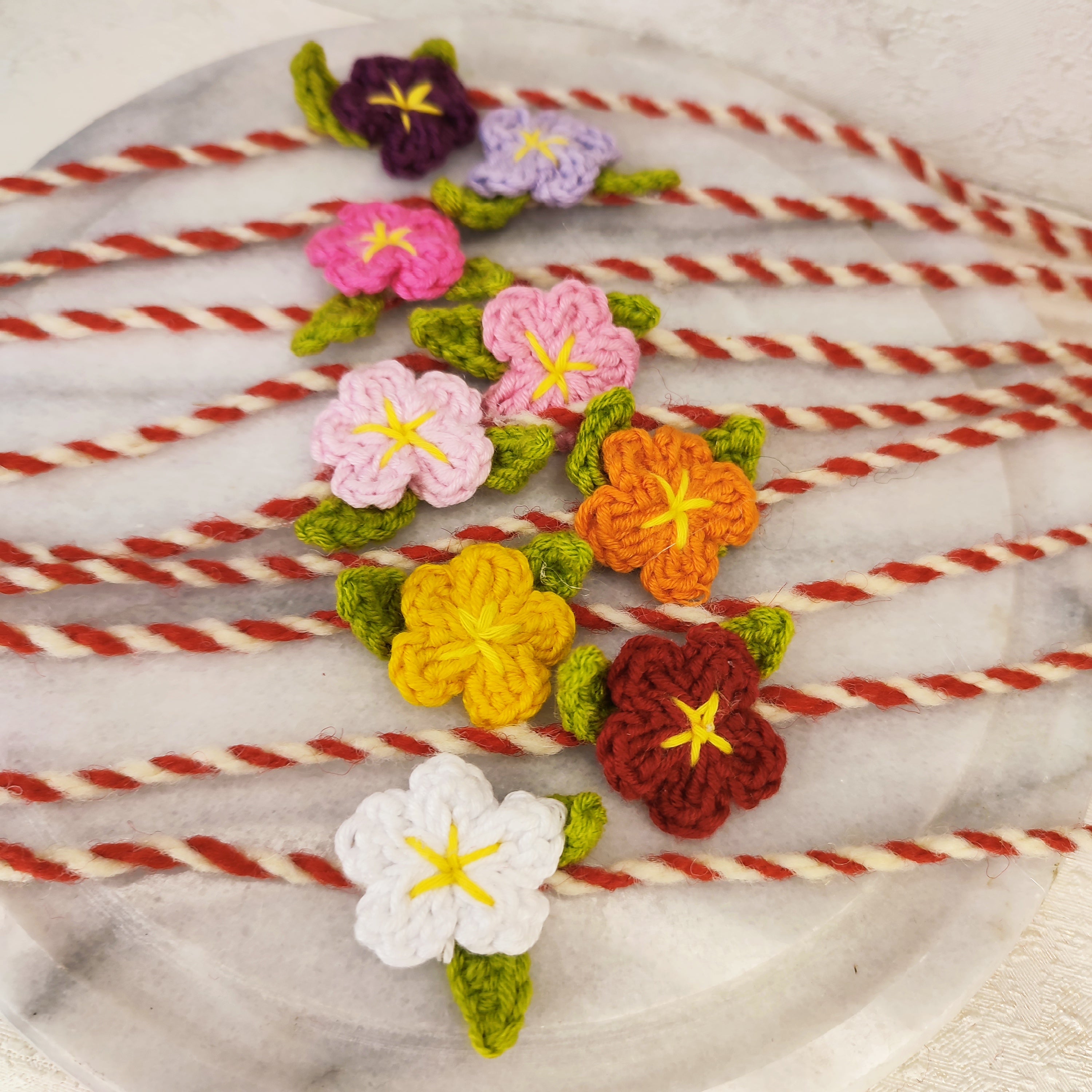 Плетена гривна с цвете