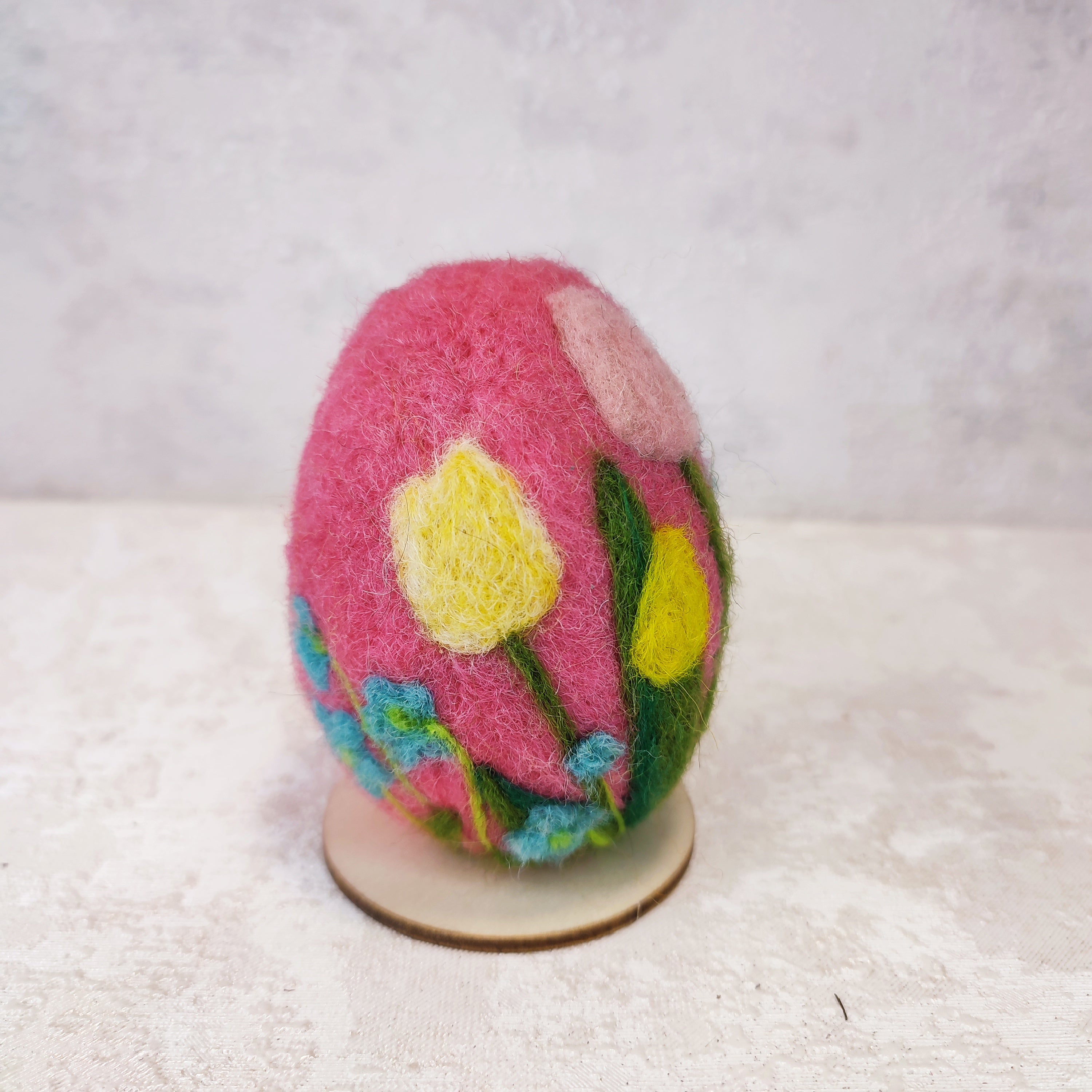Ръчно изработено яйце от вълна с лалета