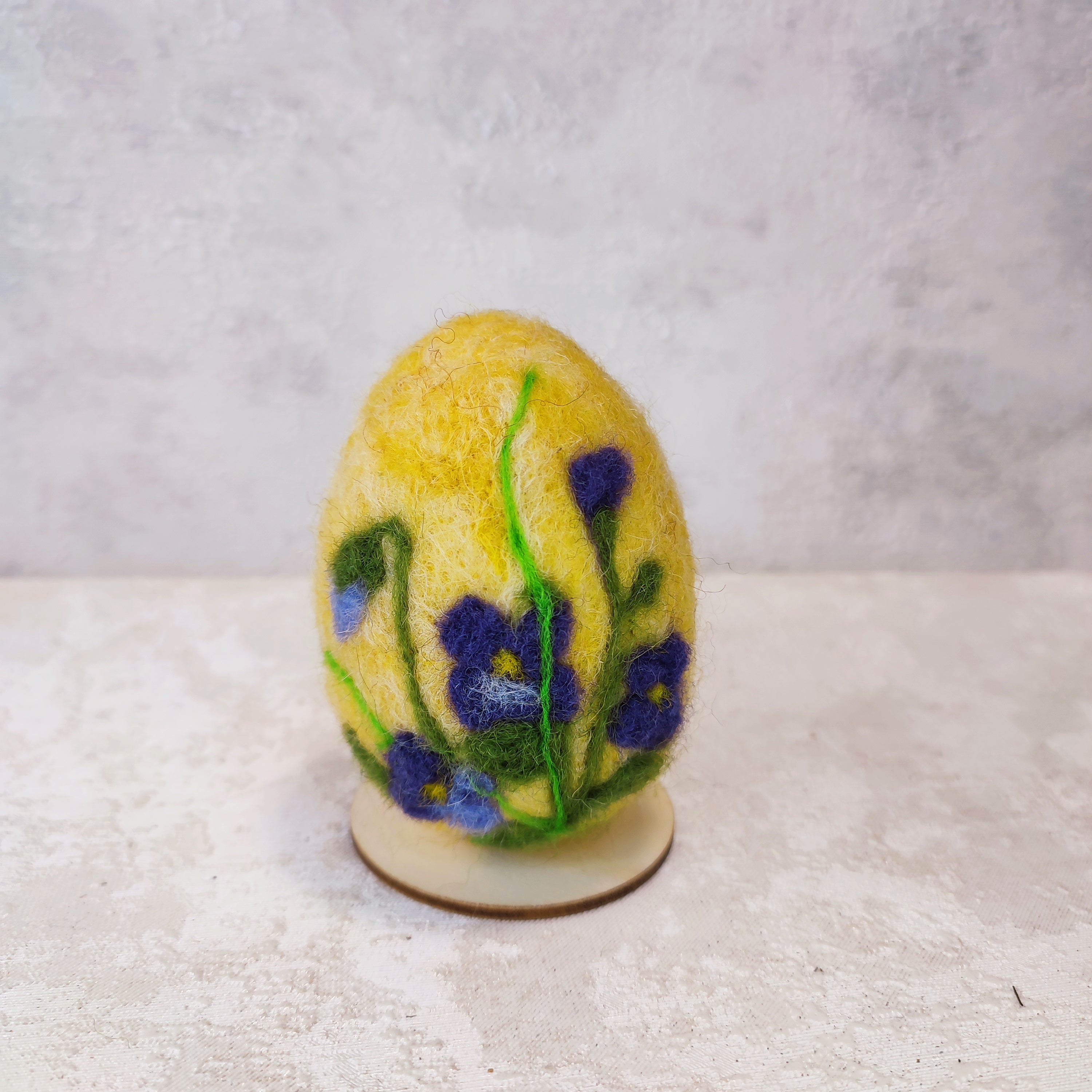 Ръчно изработено яйце от вълна с теменужки в жълто
