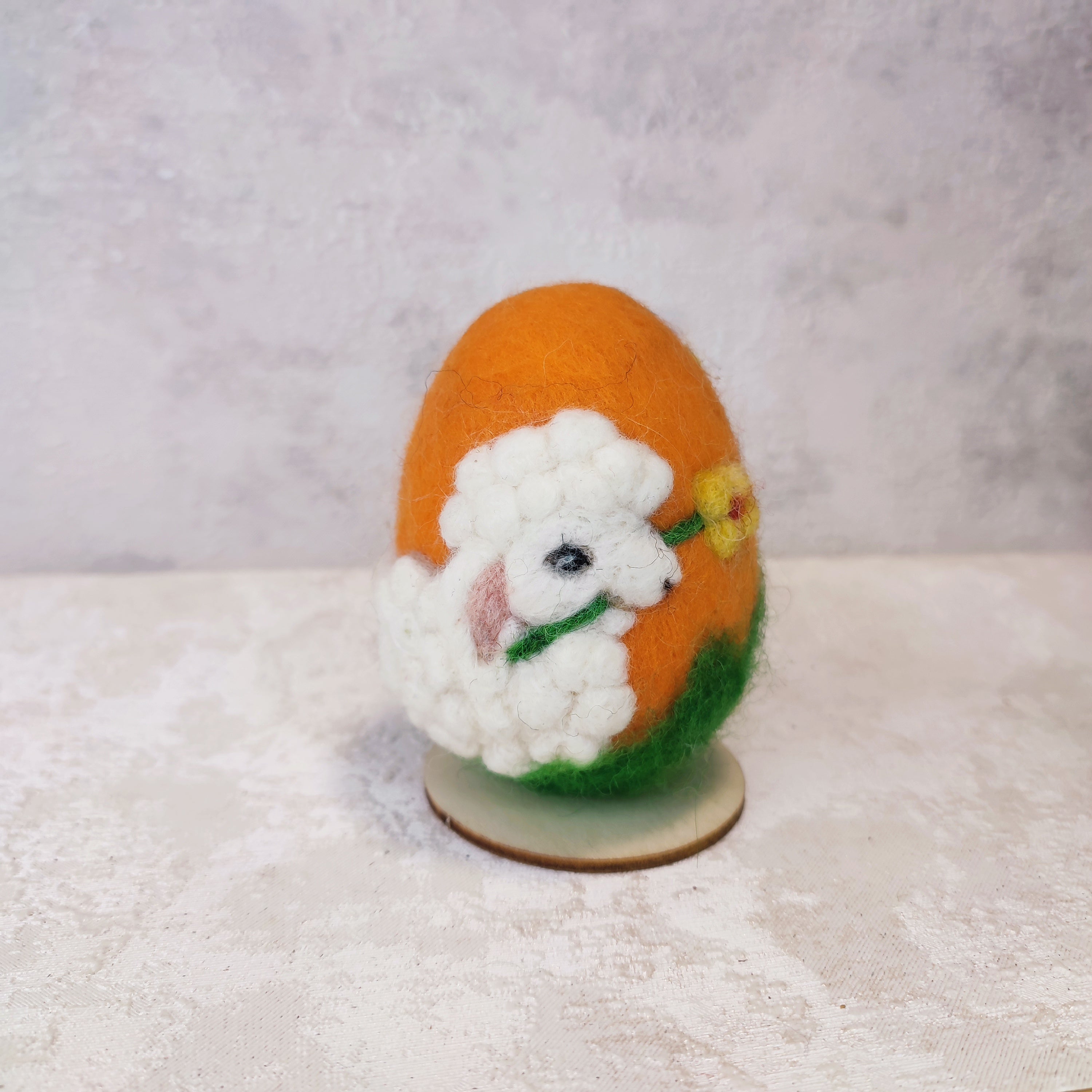 Ръчно изработено яйце от вълна с агънце