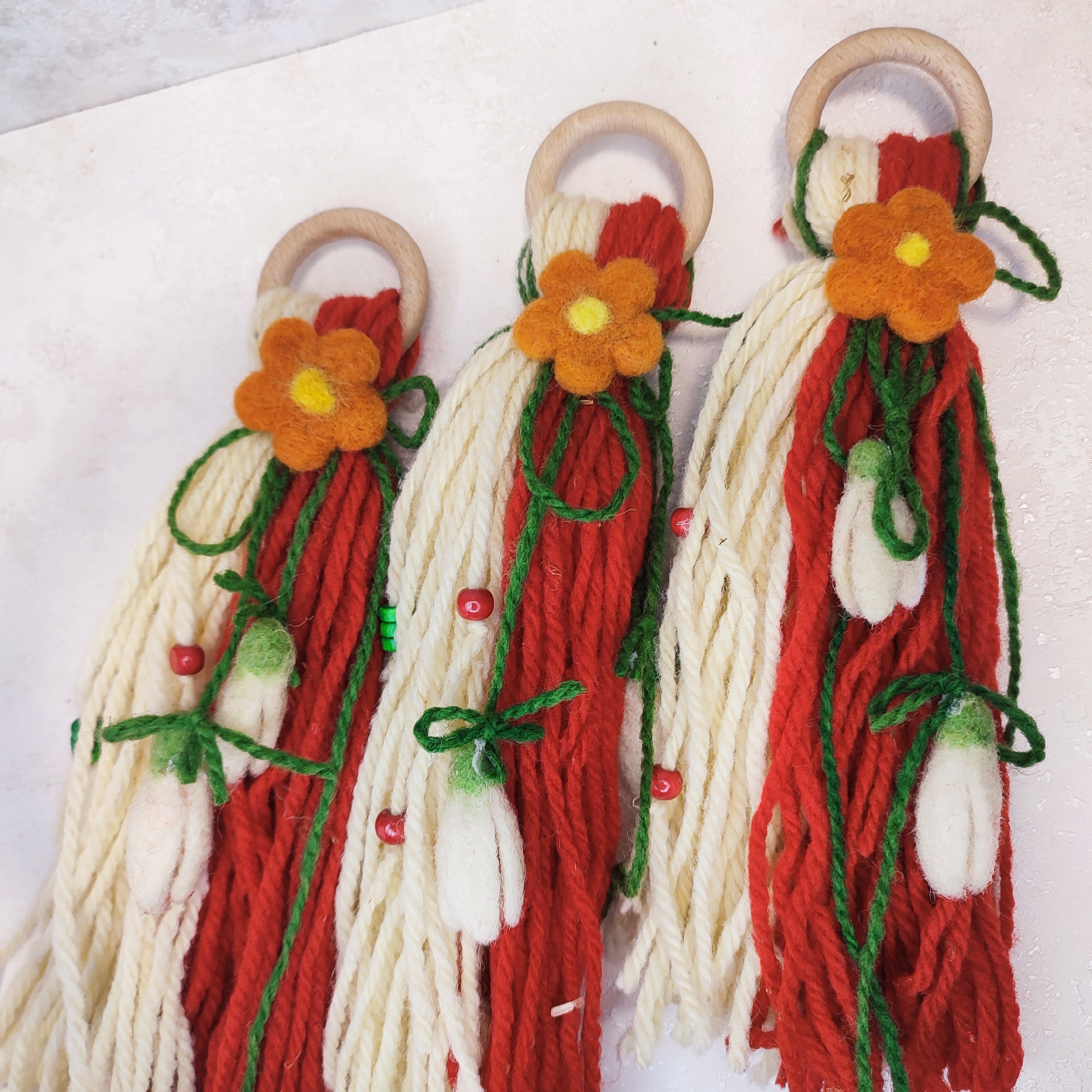 Голяма мартеница с кокичета