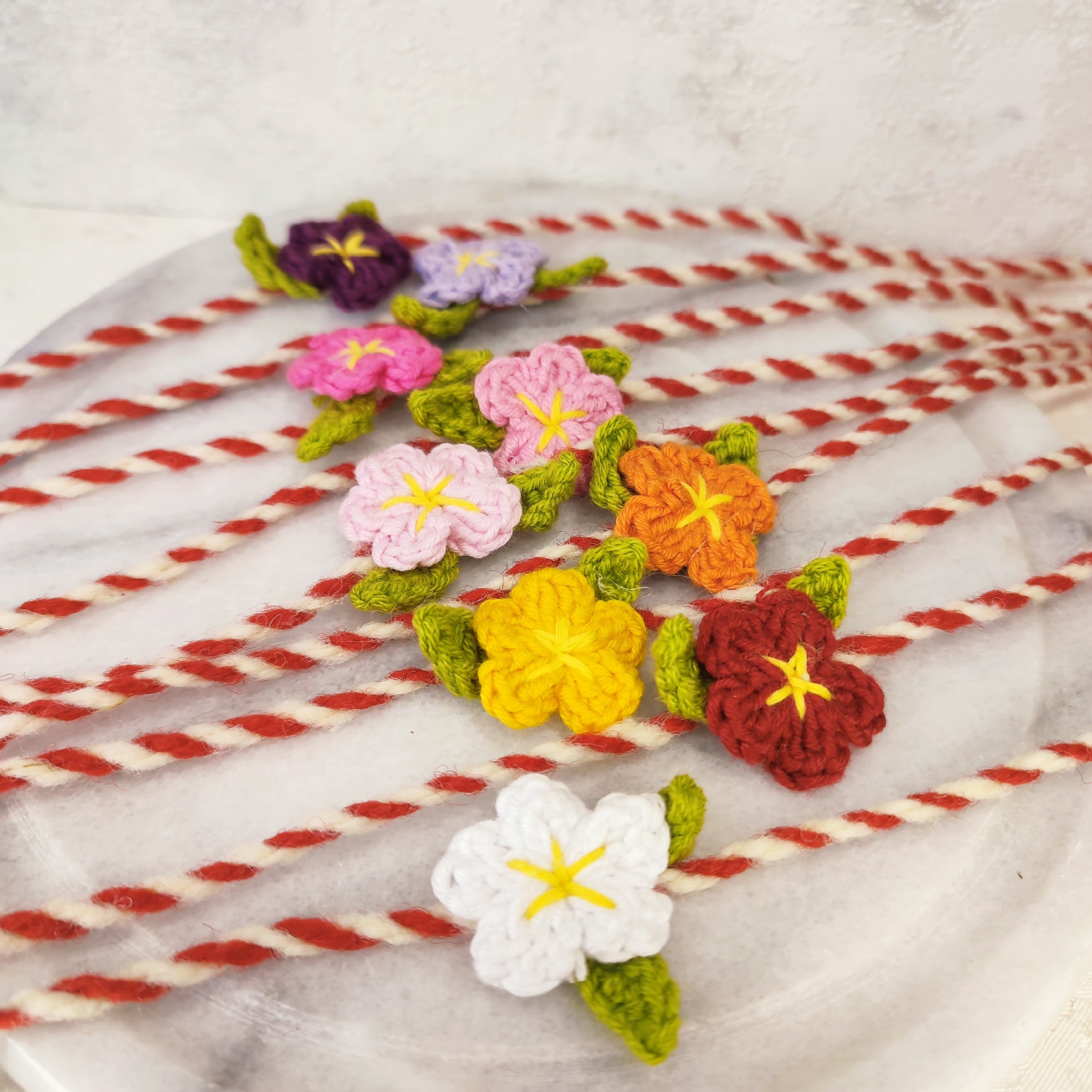 Плетена гривна с цвете