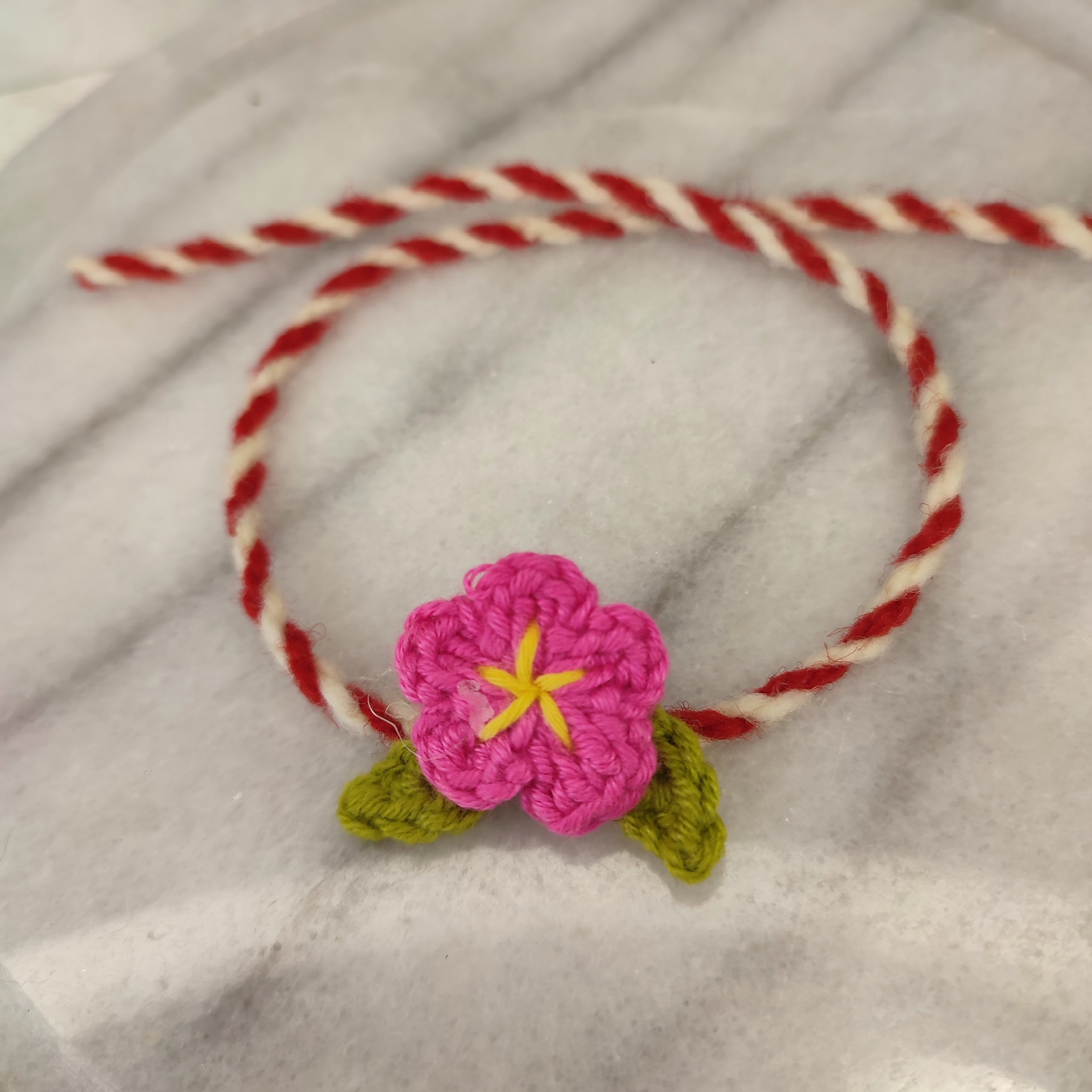 Плетена гривна с цвете