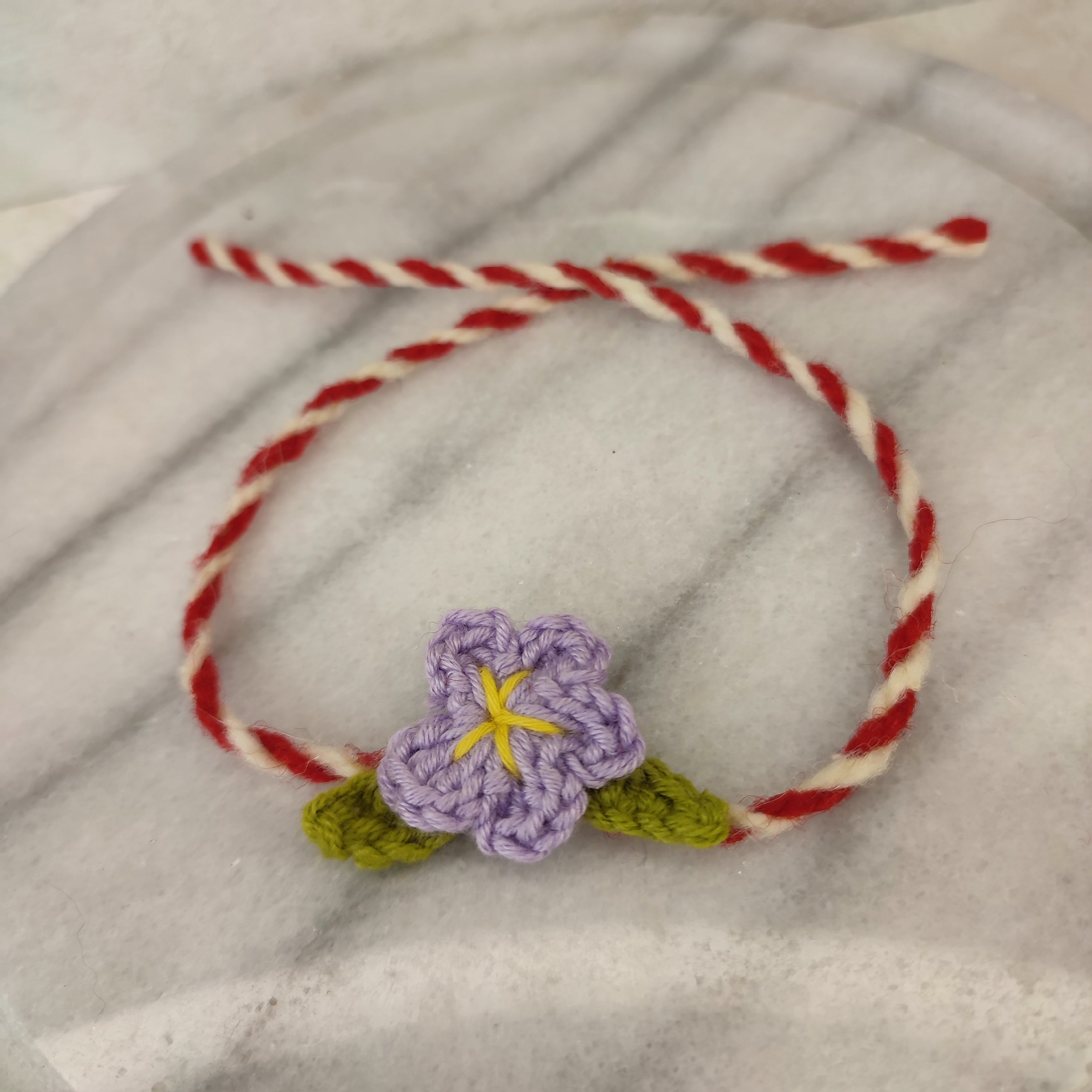 Плетена гривна с цвете