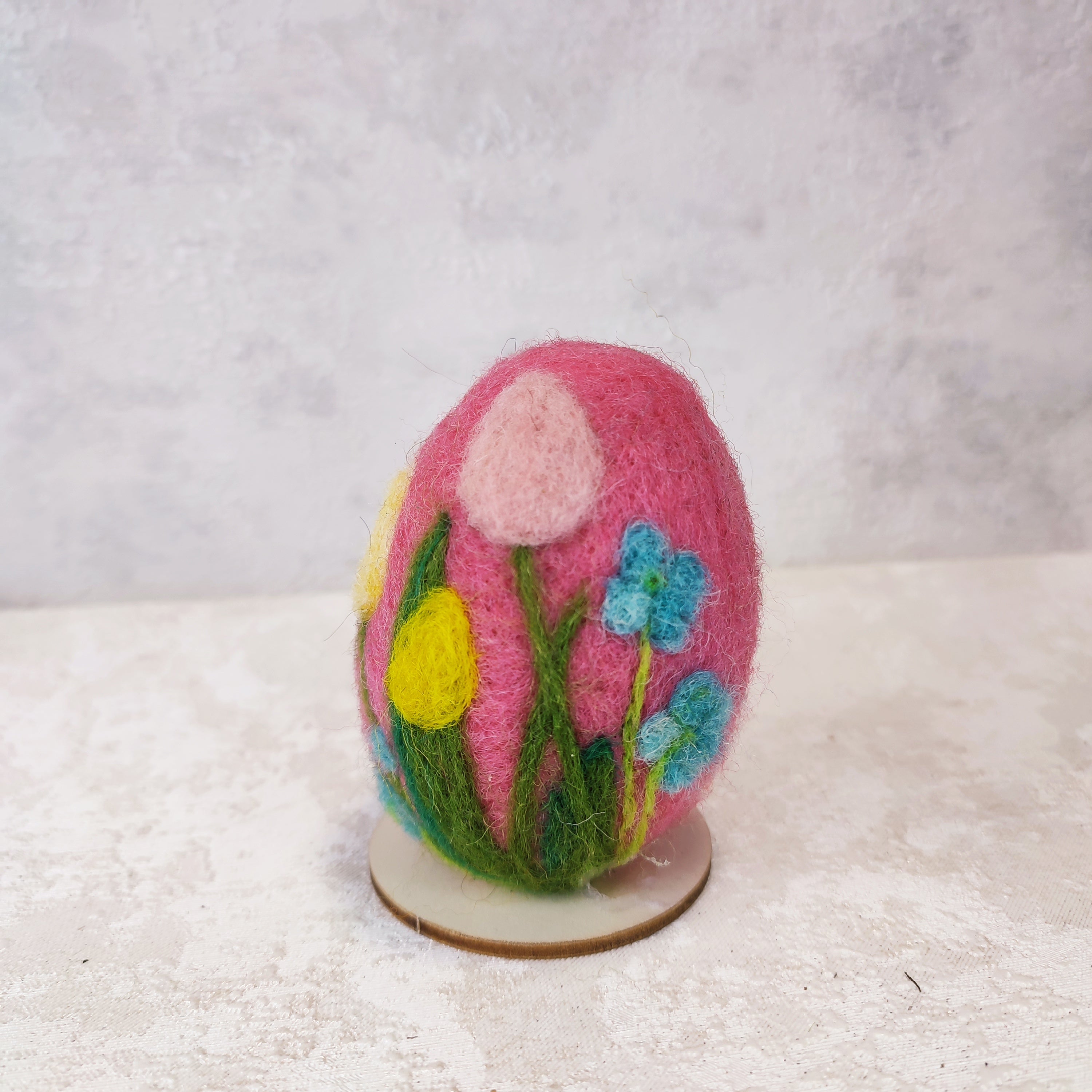 Ръчно изработено яйце от вълна с лалета