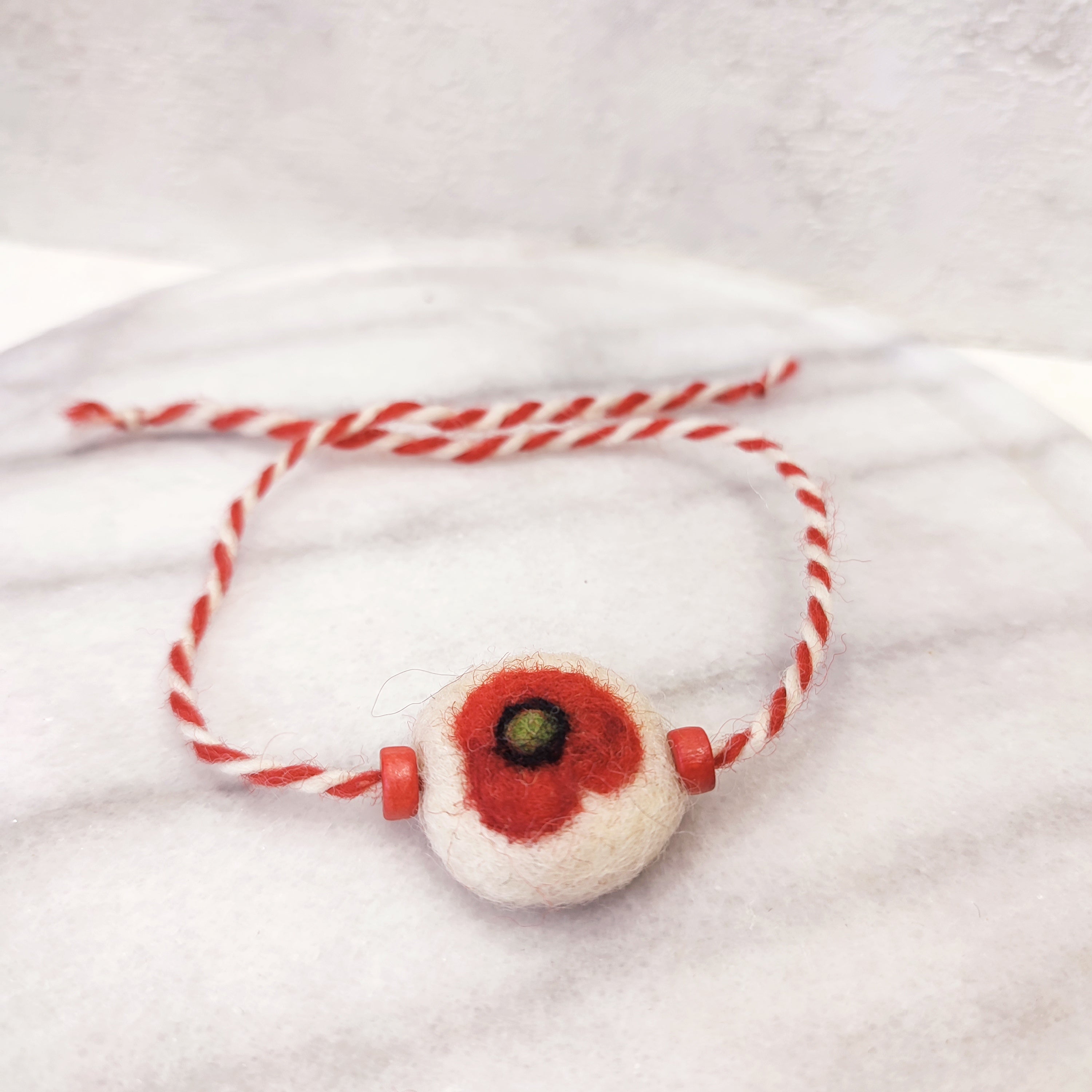 Гривна от вълна с цвете