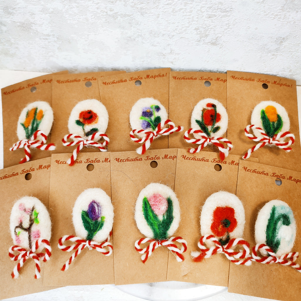 Мартеница брошка от вълна с цветя