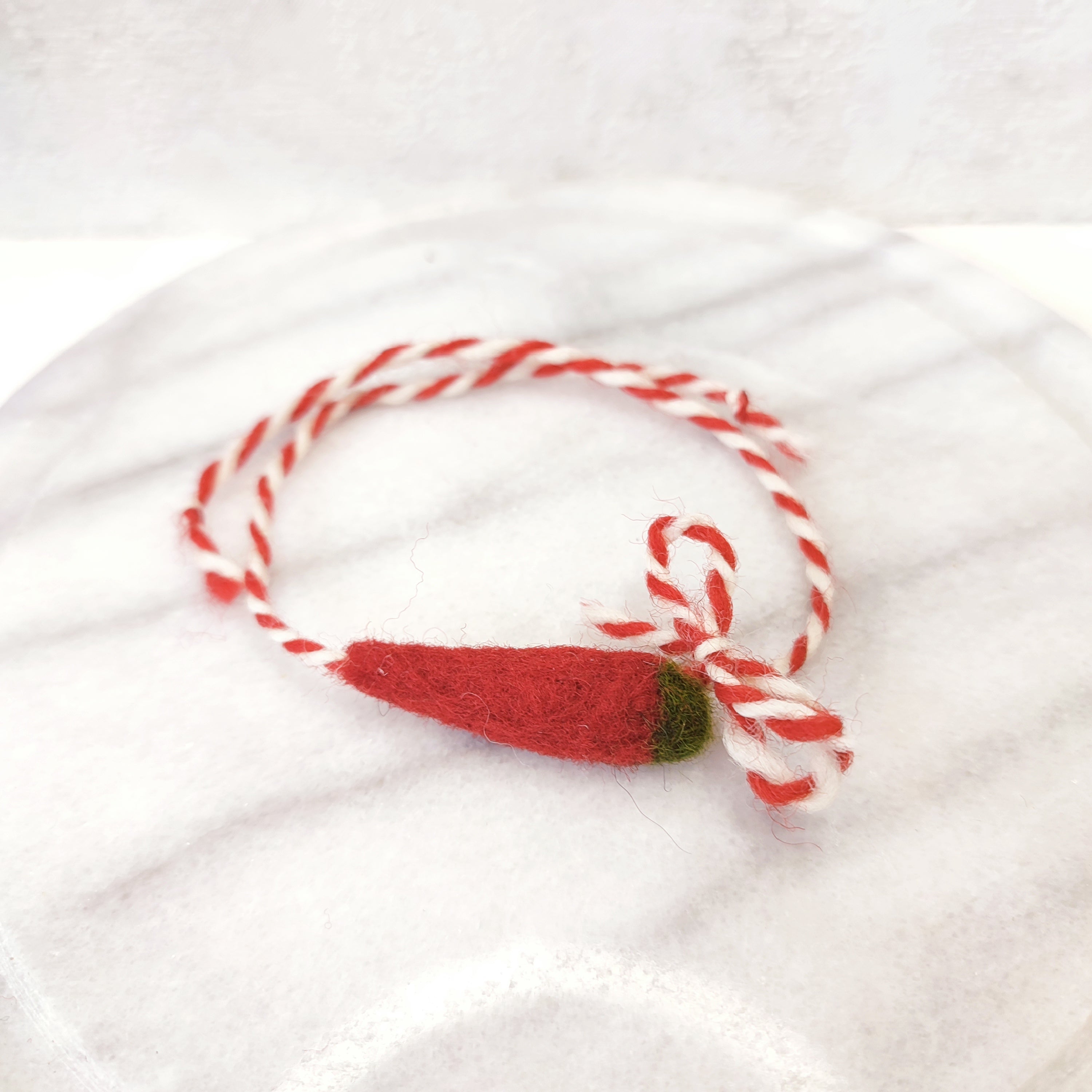 Гривна от вълна с чушка