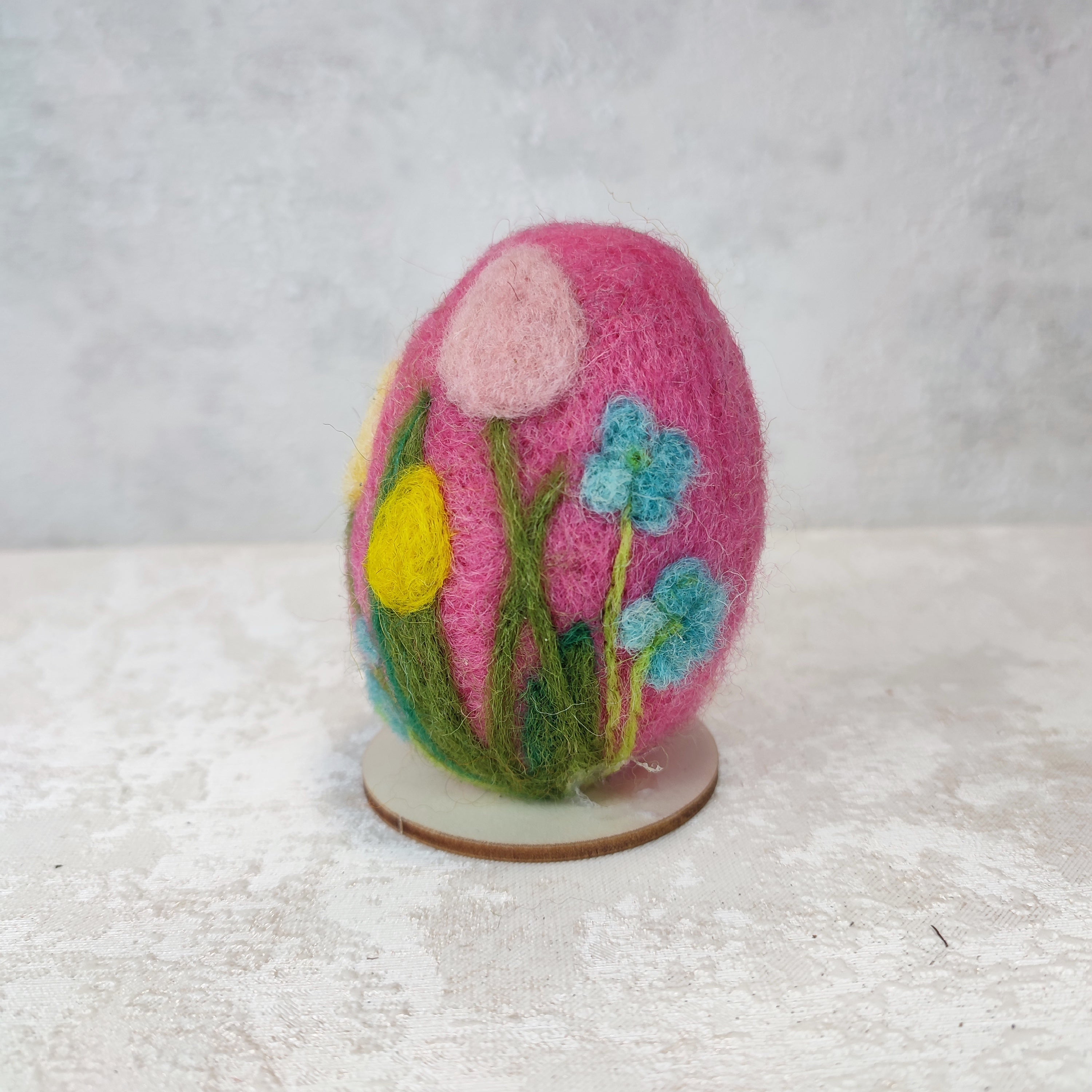 Ръчно изработено яйце от вълна с лалета