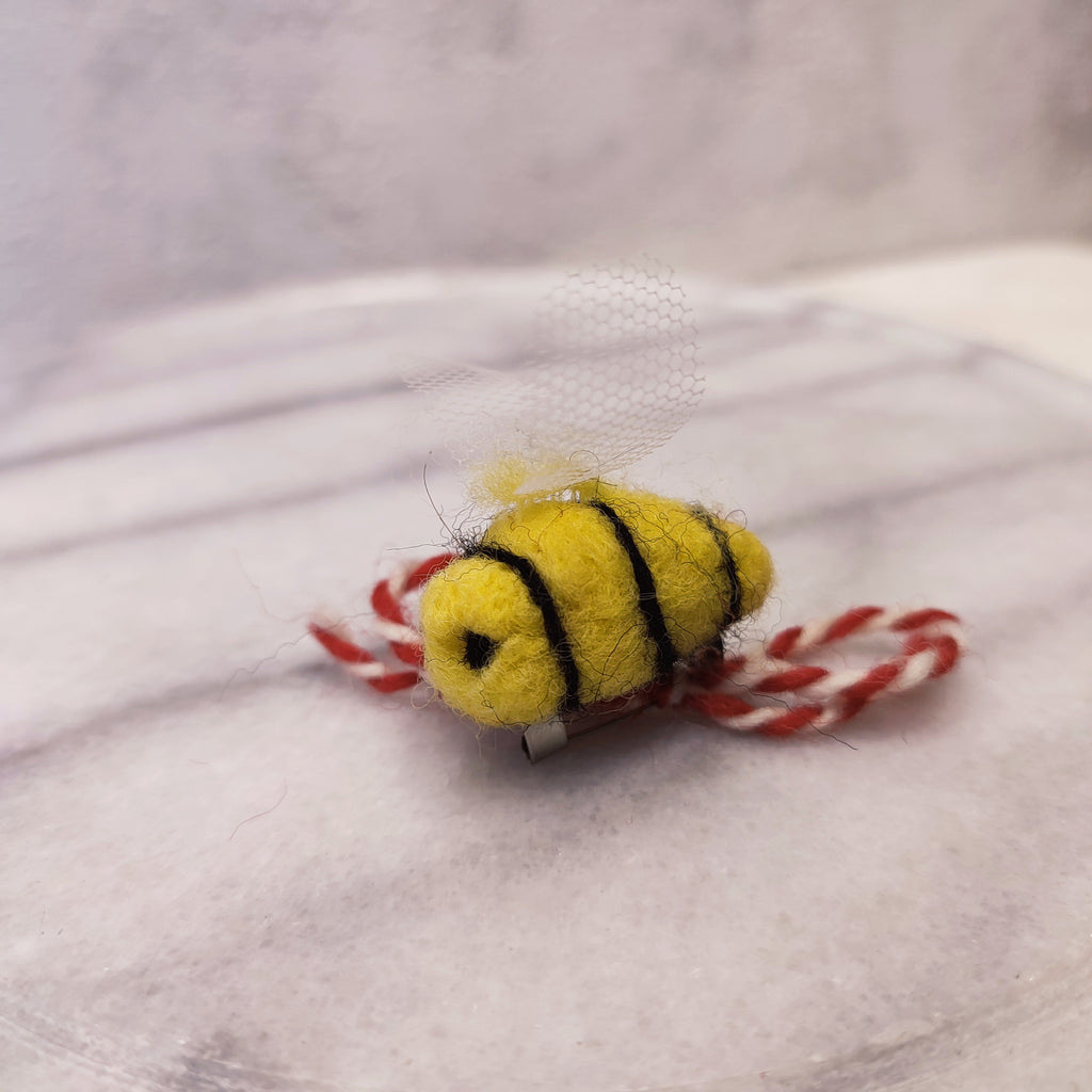 Мартеница от вълна Пчеличка