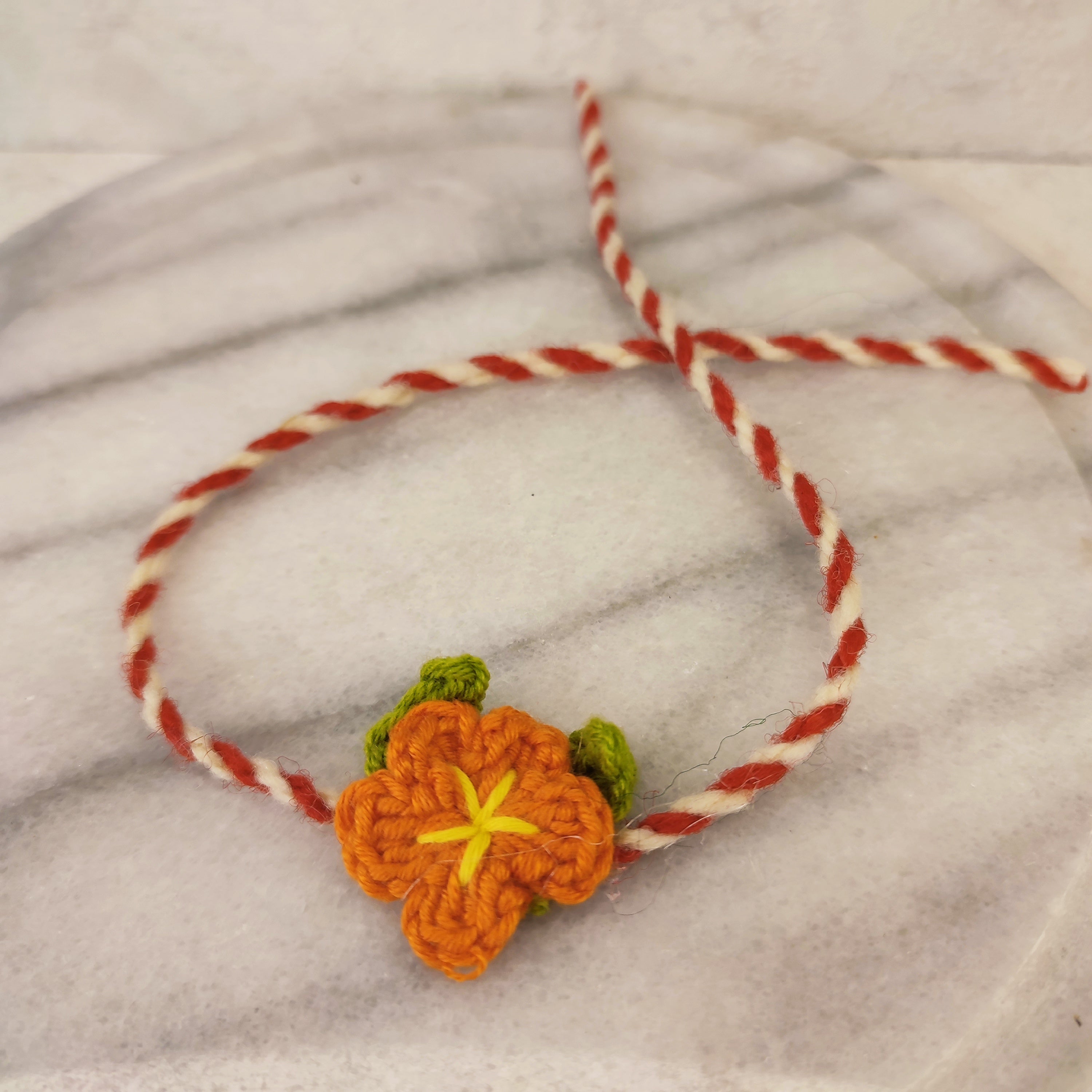 Плетена гривна с цвете