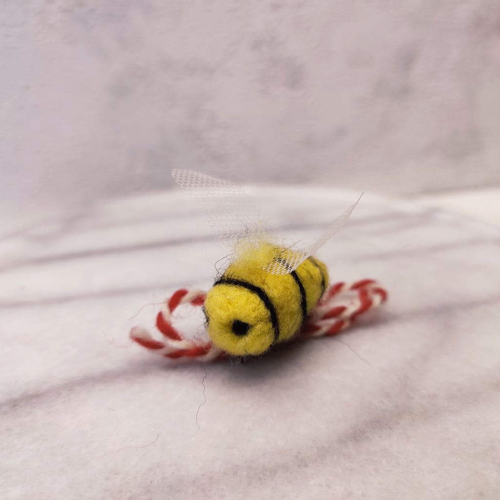 Мартеница от вълна Пчеличка