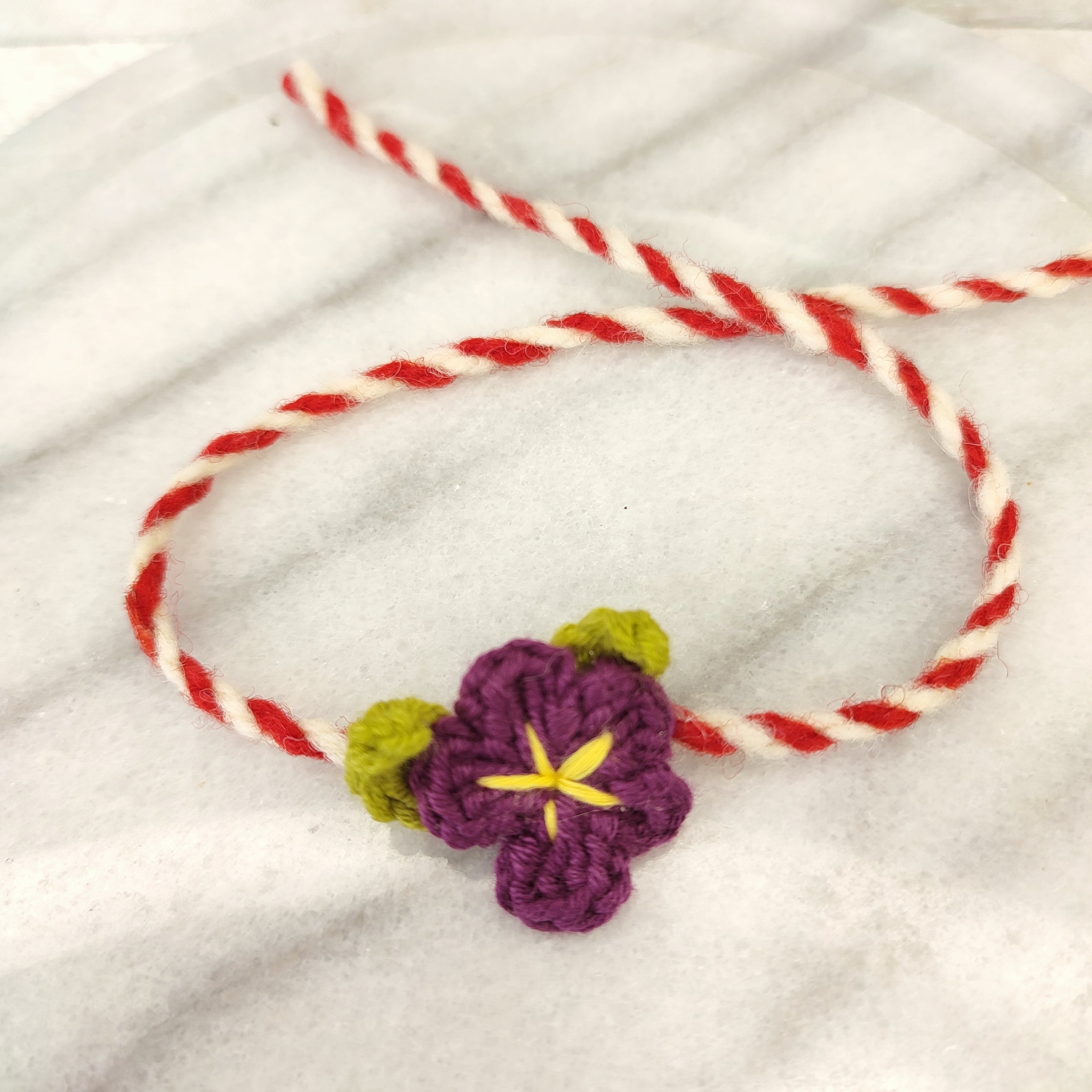 Плетена гривна с цвете