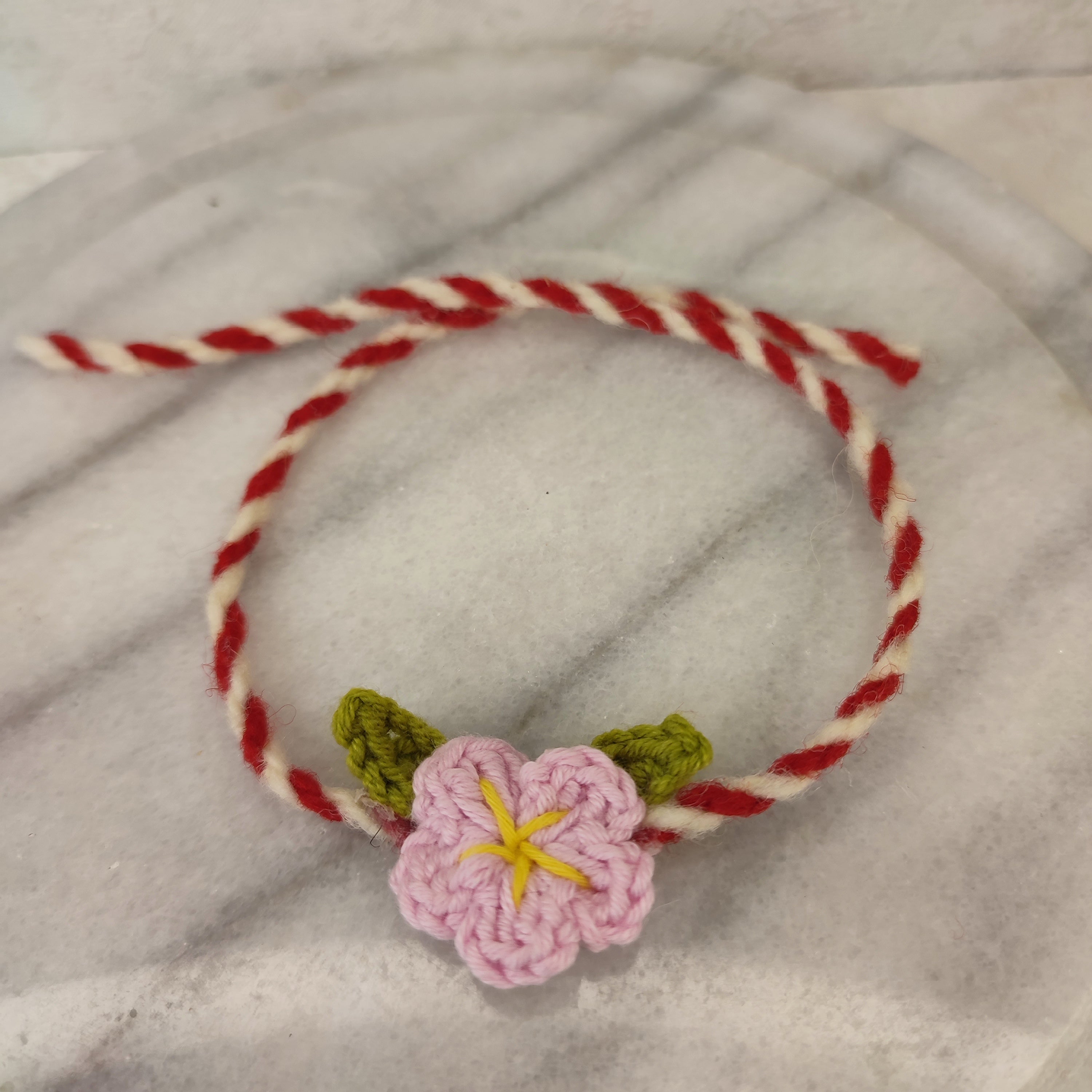 Плетена гривна с цвете